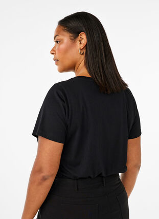 Zizzi T-shirt i bomuld med similisten, Black, Model image number 1