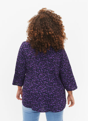 Zizzi Bluse i viskose med 3/4 ærmer, Purple Leo AOP, Model image number 1