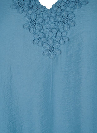 Zizzi Viskosebluse med v-hals og broderidetalje, Blue Heaven, Packshot image number 2