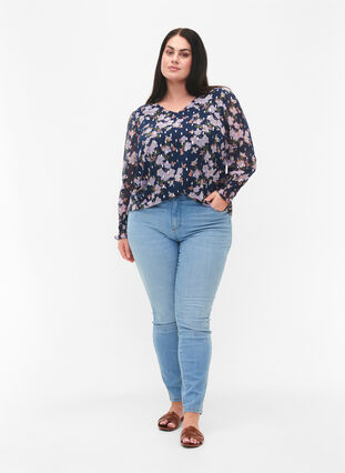 Zizzi Blomstret bluse med lange ærmer og v-hals, Blue Small Fl. AOP, Model image number 2