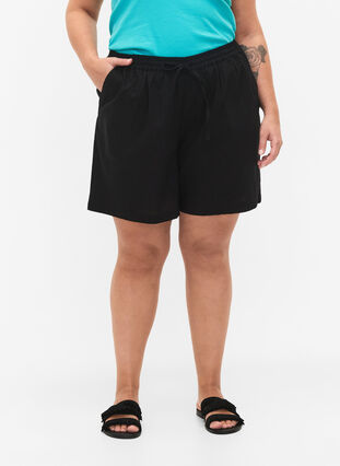 Zizzi Løse shorts i bomuldsmix med hør, Black, Model image number 2