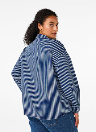 Zizzi Stribet denimskjorte med brystlommer, Blue Denim Stripe, Model image number 1