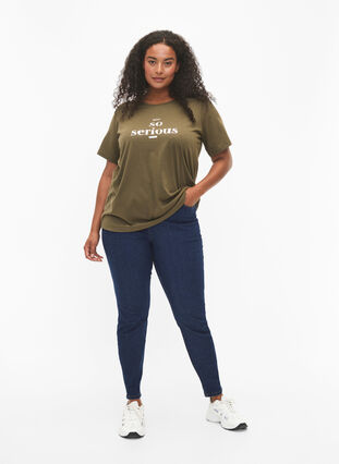 Zizzi FLASH - T-shirt med motiv, Ivy Green, Model image number 2
