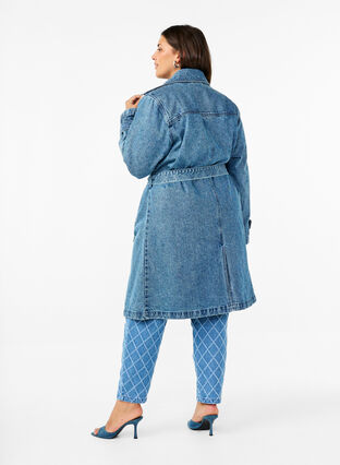 Zizzi Denim trenchcoat med bælte, Blue Denim, Model image number 2