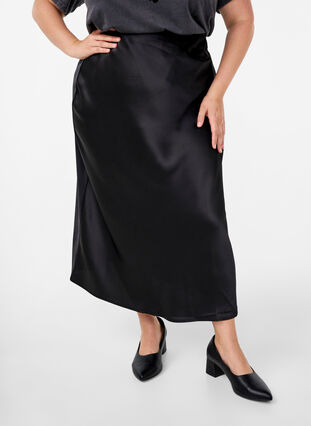 Zizzi Lang satin nederdel, Black, Model image number 2