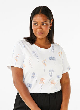 Zizzi T-shirt i økologisk bomuld med blomsterprint, White W. Blue flower, Model image number 0