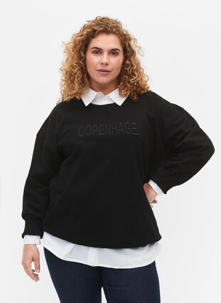 Zizzi Sweatshirt med broderet tekst, Black Copenhagen , Model image number 0