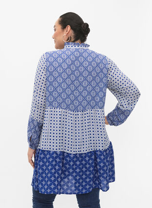 Zizzi A-shape kjole med mønstre og skæringer, Blue AOP, Model image number 1