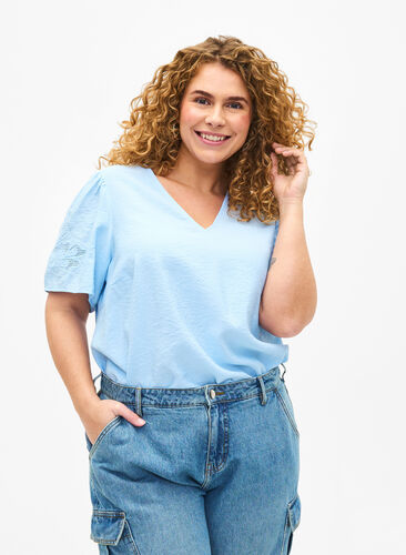 Zizzi Viskosebluse med korte ærmer og broderi, Chambray Blue, Model image number 0