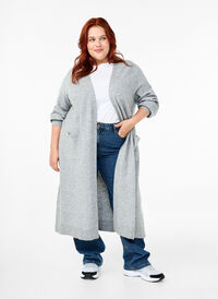 Lang strikcardigan med lommer, Light Grey Melange, Model