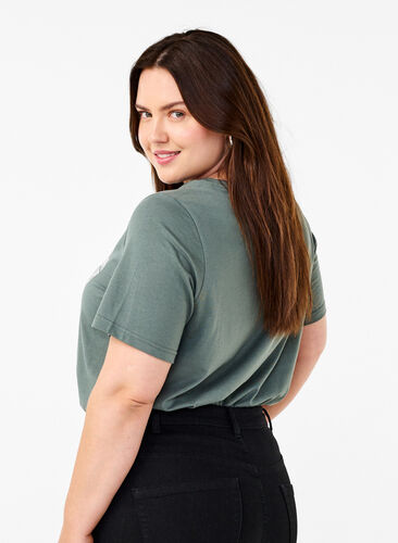 Zizzi FLASH - T-shirt med motiv, Balsam G. Beautiful, Model image number 1