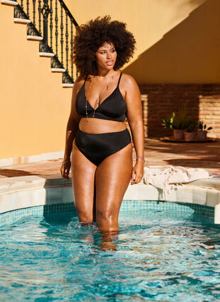 Zizzi Ensfarvet bikiniunderdel med regulær talje, Black, Image image number 0