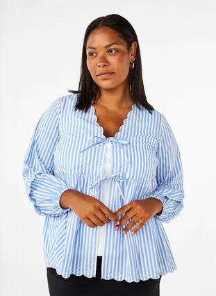 Zizzi Stribet bluse med åben front og broderidetaljer, C. Blue White Stripe, Model image number 0
