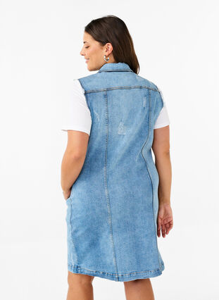 Zizzi Ærmeløs denimkjole med rå sliddetaljer, Light Blue Denim, Model image number 1