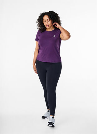 Zizzi Slim fit trænings t-shirt med rund hals, Purple Pennant, Model image number 2