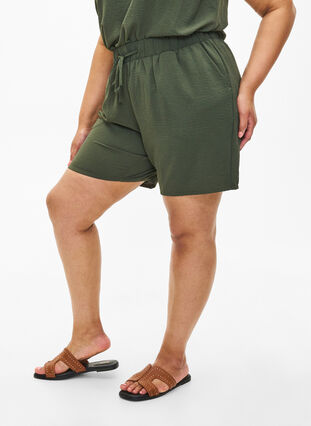 Zizzi Shorts med lommer og elastik i taljen, Thyme, Model image number 2