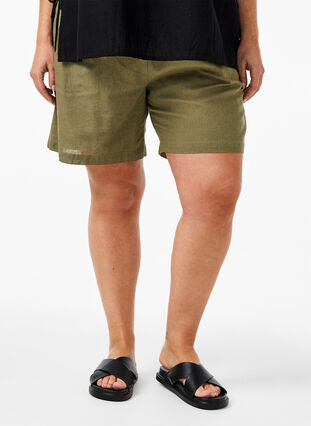 Zizzi Løse shorts i bomuldsmix med hør, Deep Lichen Green, Model image number 2
