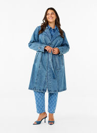 Denim trenchcoat med bælte, Blue Denim, Model