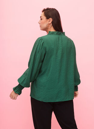 Zizzi Langærmet viskosebluse med flæsedetaljer, Hunter Green, Model image number 1