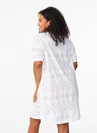 Zizzi Kort kjole med v-hals og hulmønster, Bright White, Model image number 1
