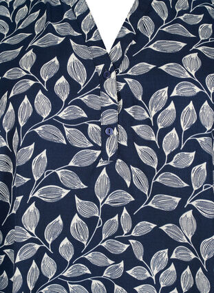 Zizzi Bluse med smock og v-udskæring, Navy Leaf, Packshot image number 2
