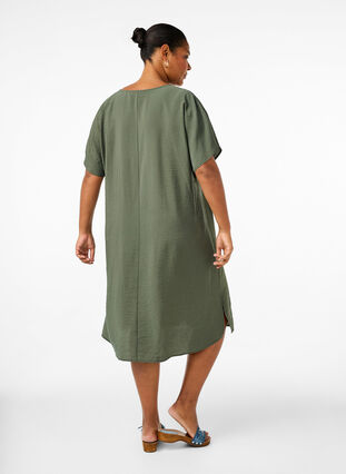 Zizzi V-hals kjole i viskose, Thyme, Model image number 1