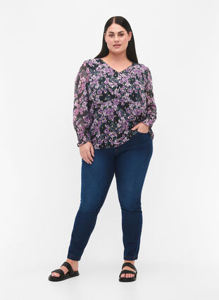 Zizzi Blomstret bluse med lange ærmer og v-hals, Black Small Fl. AOP, Model image number 2