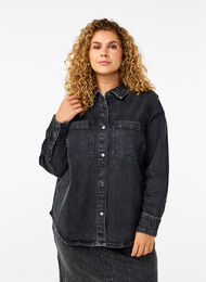 Denimskjorte med knapper og brystlommer, Dark Grey Denim, Model