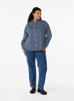 Zizzi Stribet denimskjorte med brystlommer, Blue Denim Stripe, Model image number 3