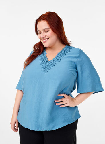 Zizzi Viskosebluse med v-hals og broderidetalje, Blue Heaven, Model image number 0