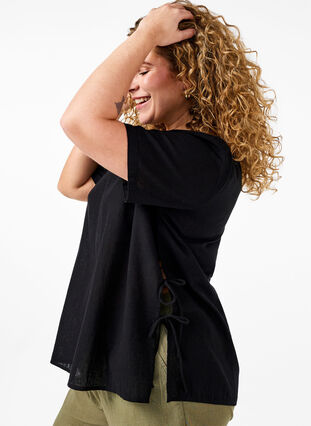 Zizzi Kortærmet bluse i bomuldsmix med hør og snøredetalje, Black, Model image number 2