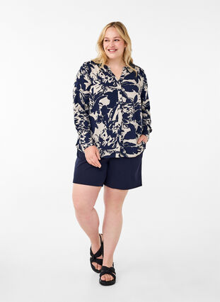 Zizzi Langærmet skjorte med print og v-hals, Navy Blazer AOP, Model image number 2