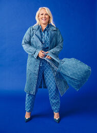 Denim trenchcoat med bælte, Blue Denim, Model