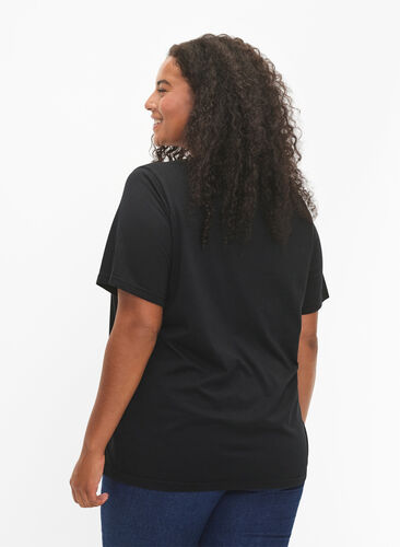 Zizzi FLASH - T-shirt med motiv, Black Be Kind, Model image number 1