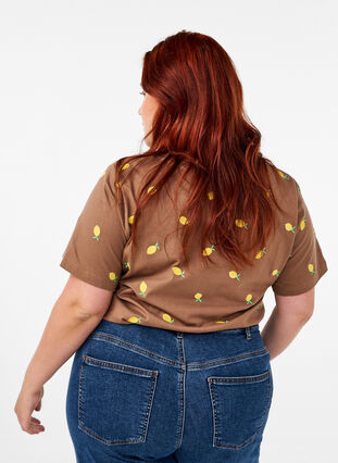 Zizzi T-shirt i økologisk bomuld med hjerter., Coca M. Lemon Emb., Model image number 1