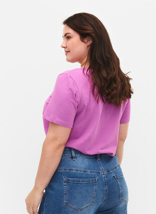 Zizzi Ensfarvet basis t-shirt i bomuld, Iris Orchid, Model image number 1