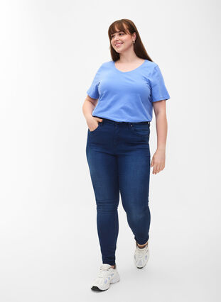 Zizzi Ensfarvet basis t-shirt i bomuld, Blue Bonnet, Model image number 2