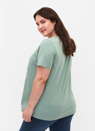 Zizzi Ensfarvet basis t-shirt i bomuld, Chinois Green, Model image number 1