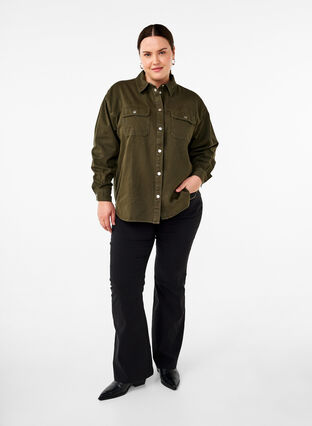 Zizzi Ensfarvet denimskjorte med brystlommer, Forest Night, Model image number 2