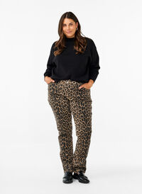 Emily jeans med leopardprint, Leo AOP, Model