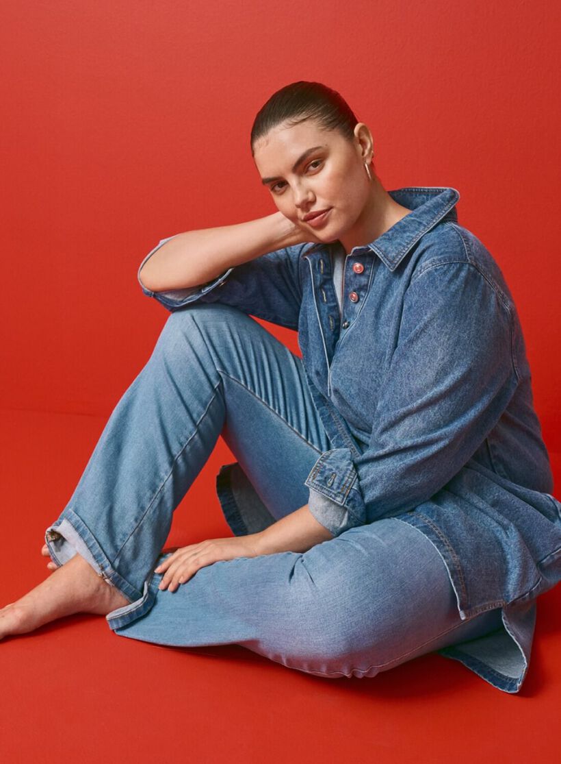 Zizzi Kort denimkjole med a-shape og lange ærmer, , Model, 2