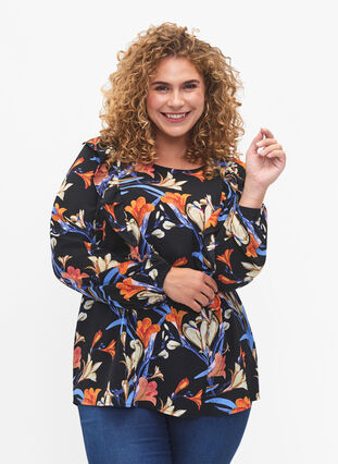 Zizzi Langærmet bluse med flæser, Black Flower AOP, Model image number 0