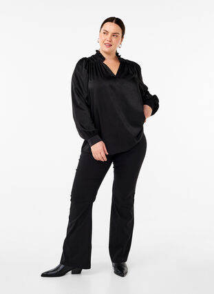 Zizzi Langærmet bluse med flæser og v-hals, Black, Model image number 2