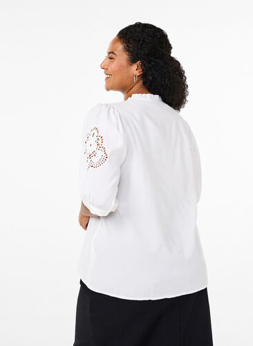 Zizzi Skjortebluse med flæser og broderi anglaise, Bright White, Model image number 1