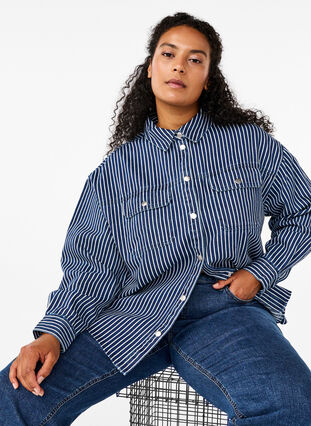 Zizzi Ensfarvet denimskjorte med brystlommer, Blue Denim Stripe, Model image number 2