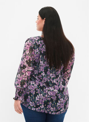 Zizzi Blomstret bluse med lange ærmer og v-hals, Black Small Fl. AOP, Model image number 1