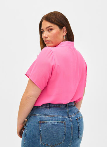 Zizzi Kortærmet skjortebluse med flæser, Pink Power, Model image number 1