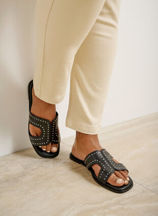 Zizzi Flade slip-in sandaler med bred pasform og nitter, Black, Image image number 1