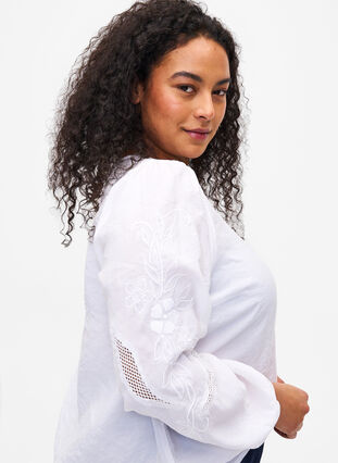 Zizzi Bluse i TENCEL™ Modal med broderidetaljer, Bright White, Model image number 2