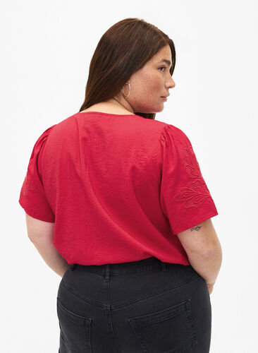 Zizzi Viskosebluse med korte ærmer og broderi, Tango Red, Model image number 1